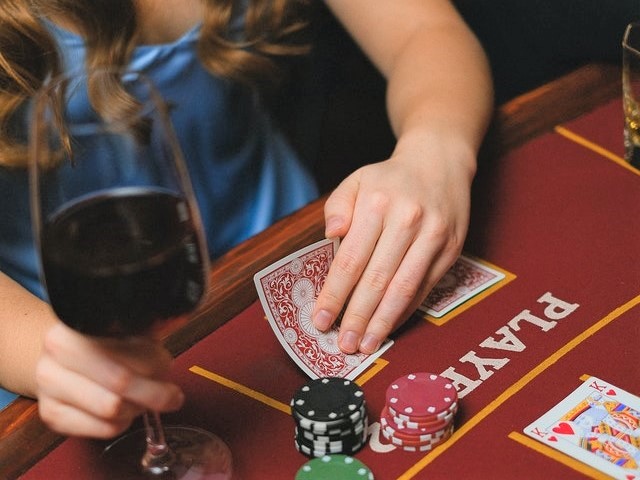 Frau im Casino beim Pokerspielen