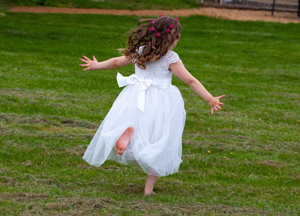 Kind rennend auf Hochzeit